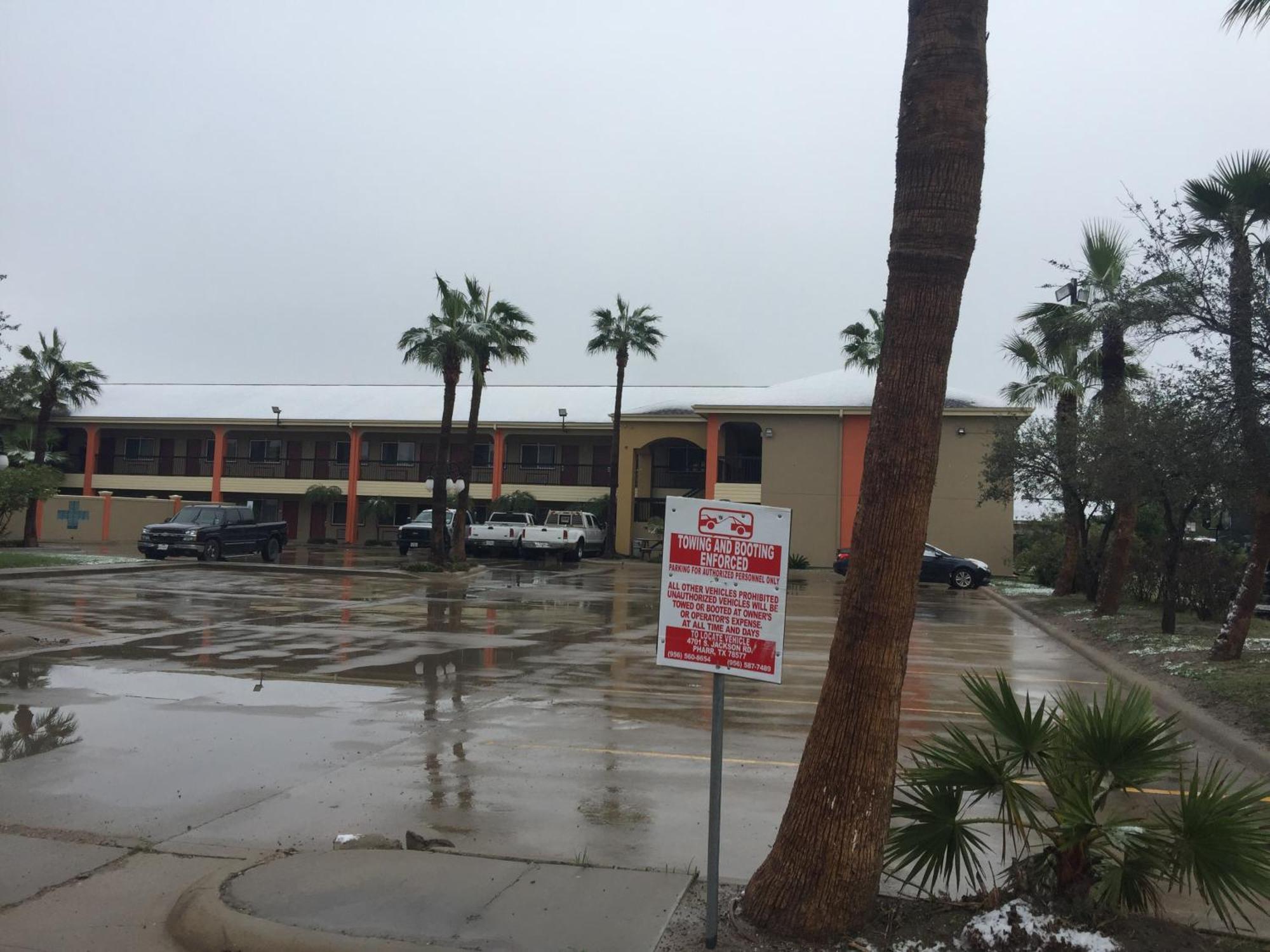 Texas Inn And Suites City Center At University Dr. Edinburg Exterior photo