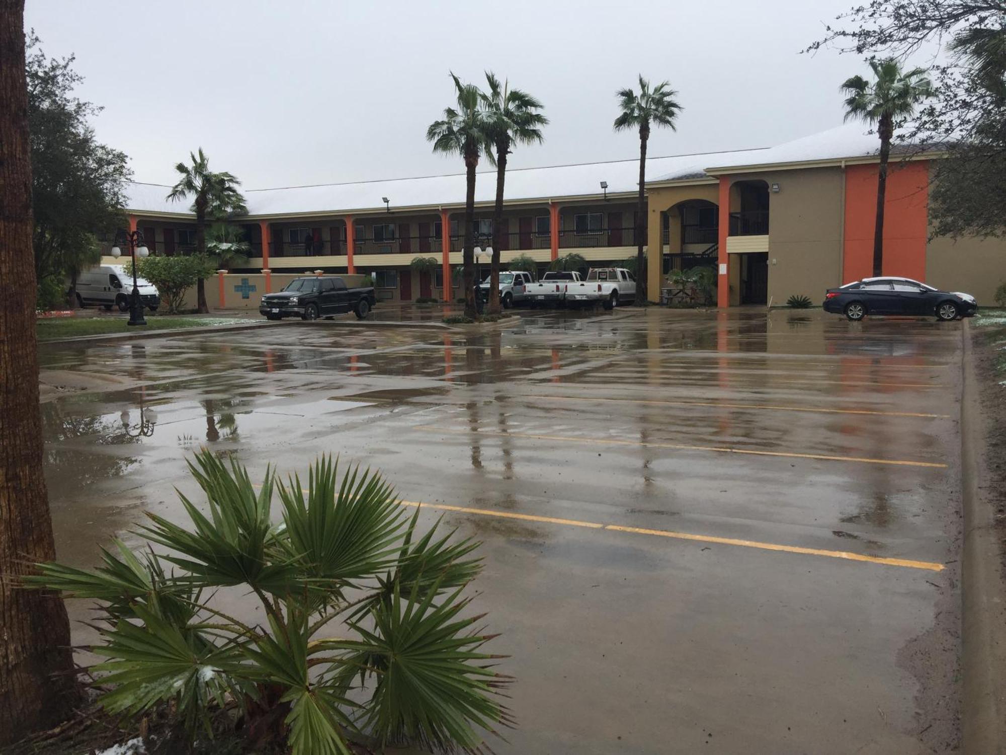 Texas Inn And Suites City Center At University Dr. Edinburg Exterior photo