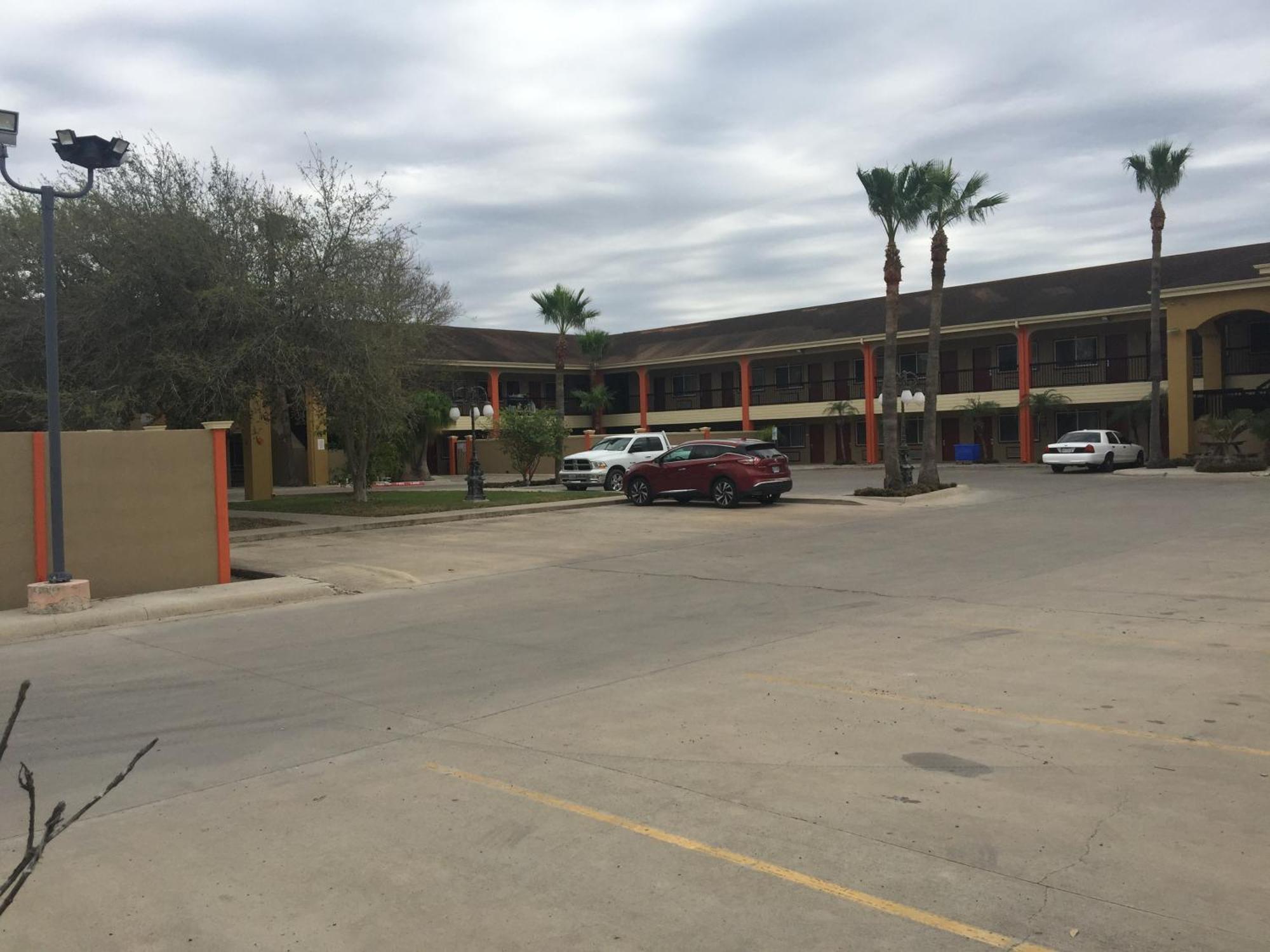 Texas Inn And Suites City Center At University Dr. Edinburg Exterior photo