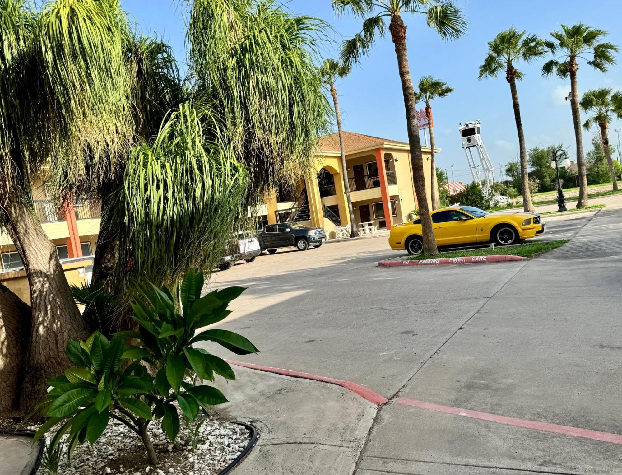 Texas Inn And Suites City Center At University Dr. Edinburg Exterior photo