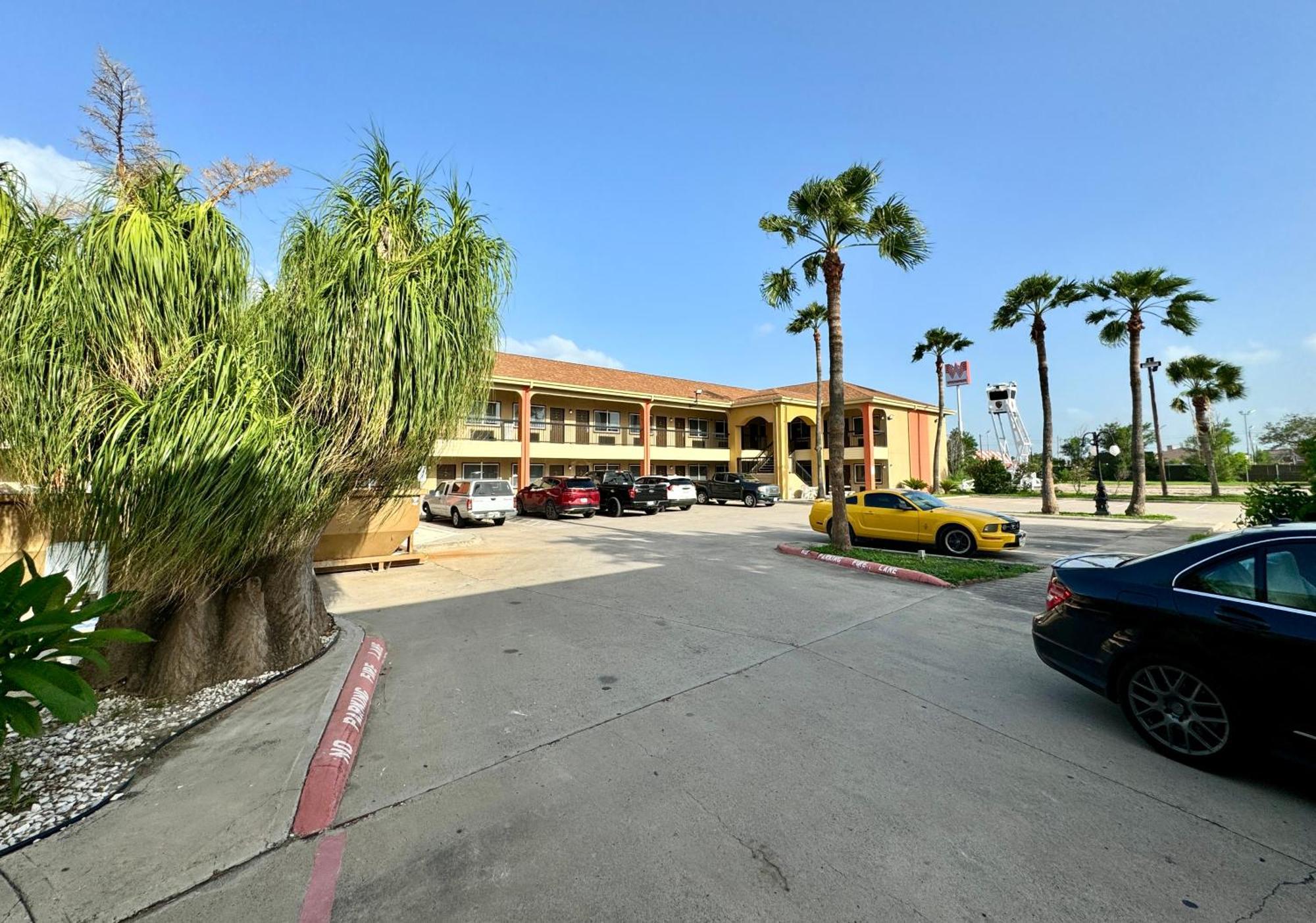 Texas Inn And Suites City Center At University Dr. Edinburg Exterior photo