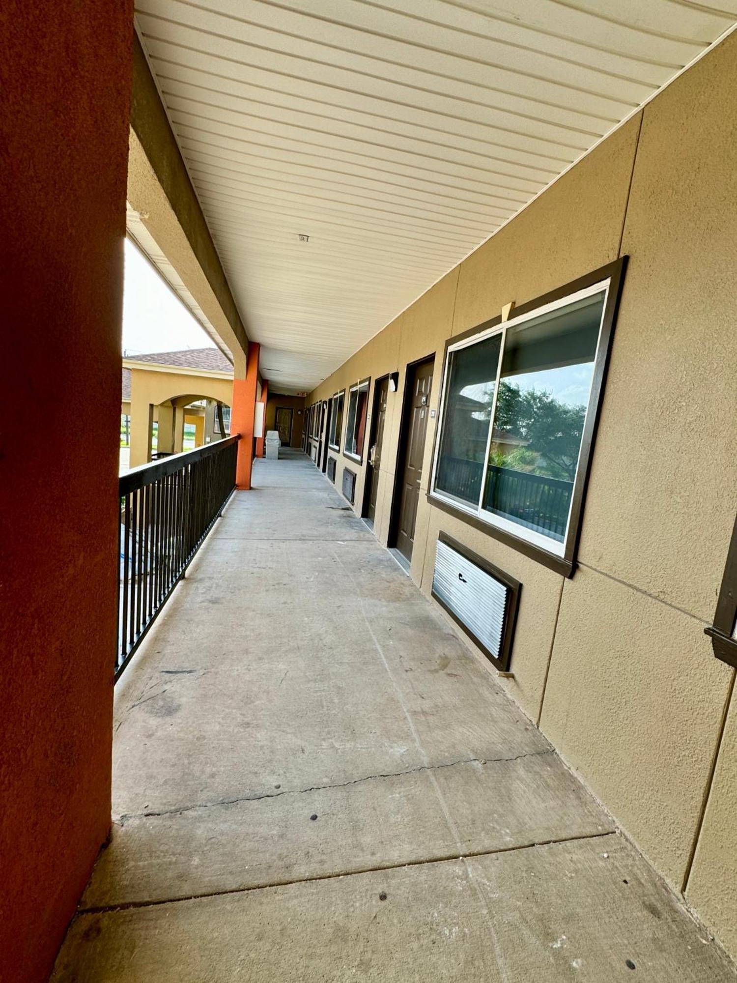 Texas Inn And Suites City Center At University Dr. Edinburg Exterior photo