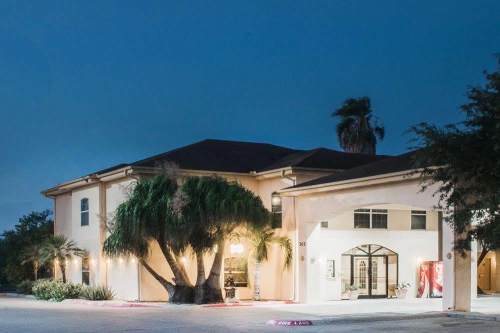Texas Inn And Suites City Center At University Dr. Edinburg Exterior photo